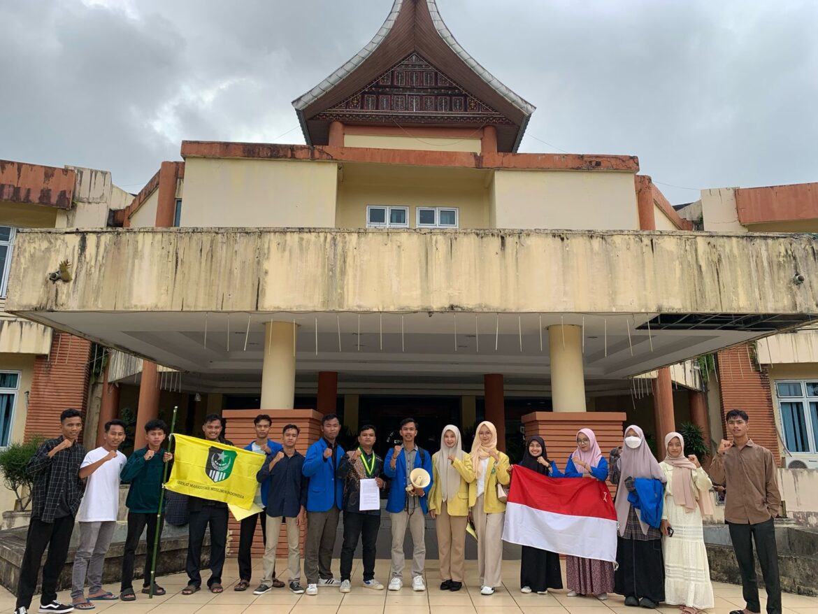 Puluhan Mahasiswa SEMMI PASBAR Gelar Aksi di gedung DPRD Pasaman Barat, Tuntut Pembatalan RUU TNI dan Pemerataan Infrastruktur.