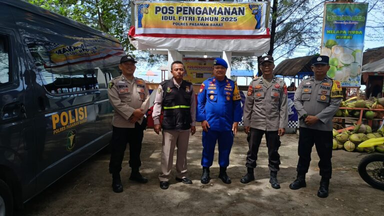 Polres Pasaman Barat sediakan Pelayanan Kesehatan bagi wisatawan di pantai Sasak