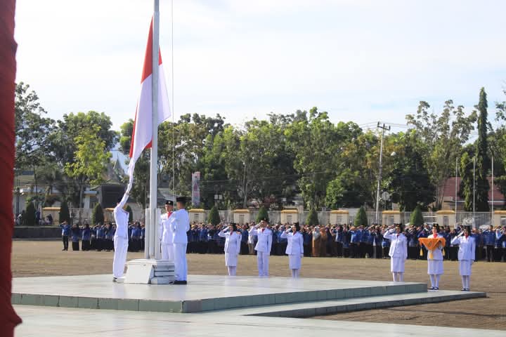 Pemda Pasbar dan anggota DPRD Gelar Upacara Peringatan Hari Pendidikan Nasional dan Hari Otonomi Daerah ke-XXIX Tahun 2025