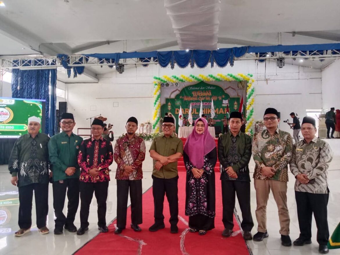 Bupati dan Wakil Ketua DPRD Menghadiri Wisuda Tahfidz 117 Siswa Darul Hikmah, 13 Siswa Hafal 30 Juz