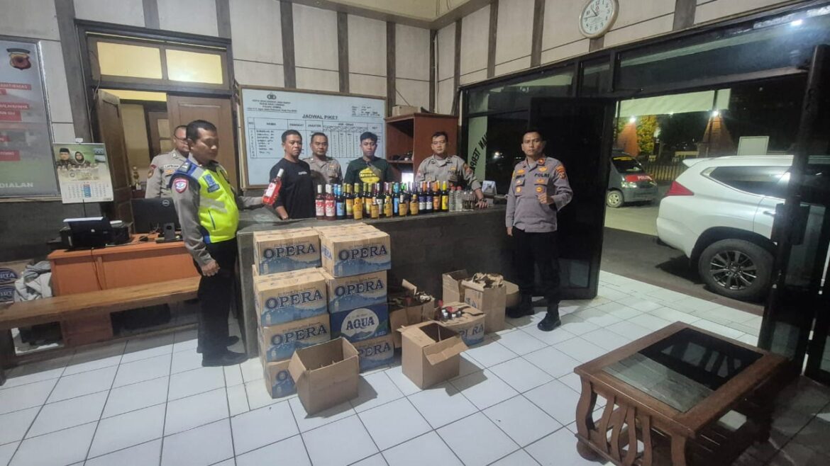 Polsek Gempol Gelar Operasi Miras,Amankan Ratusan Botol Miras Siap Edar.
