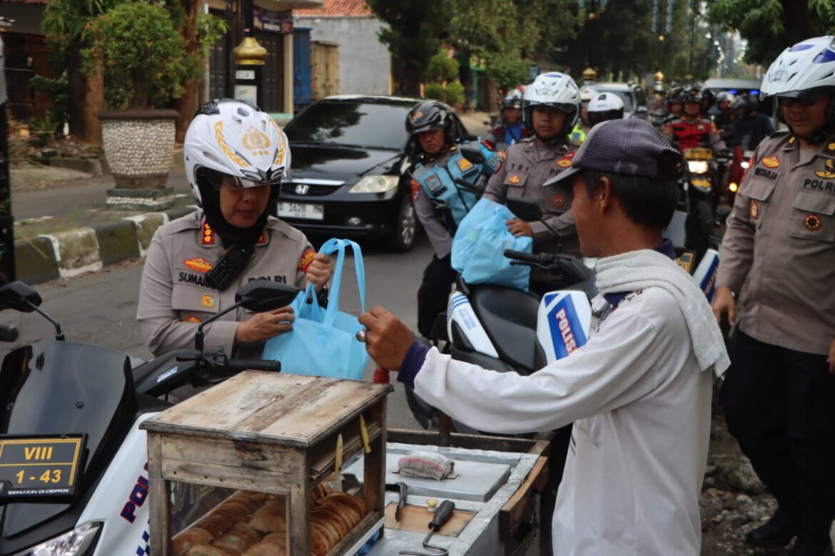 Kapolresta Cirebon Pimpin Patroli Humanis Polresta Cirebon Berikan Edukasi Helm, Bagi Bansos, dan Cegah Premanisme.