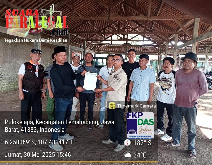 Korlap Nana Sumarna Berikan SK Korcam Lemah Abang Wadas Karawang Berikut Bentuk Kelompok Tani Binaan FKP DAS Korwil Kabupaten Karawang 