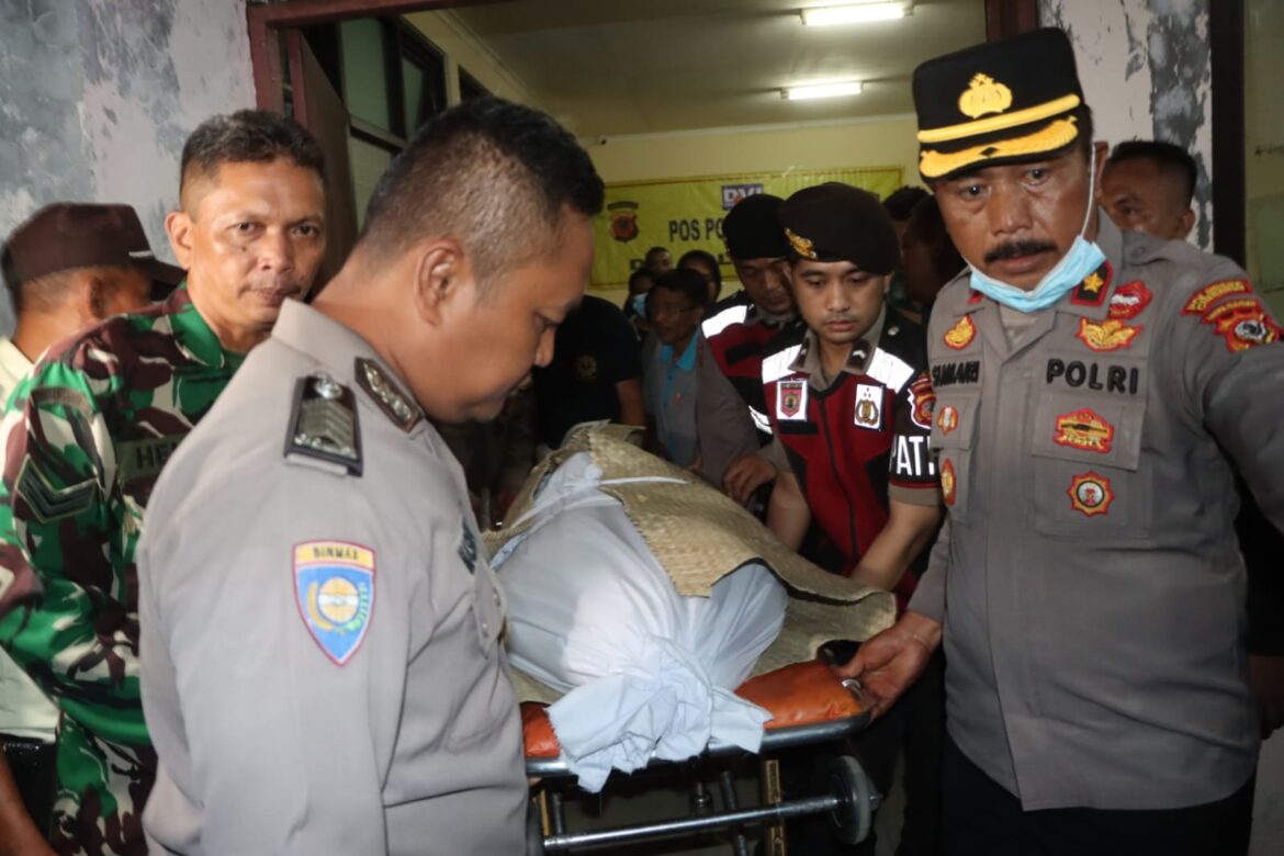 Polresta Cirebon Kawal Penyerahan Jenazah Korban Longsor Gunung Kuda ke Rumah Duka.