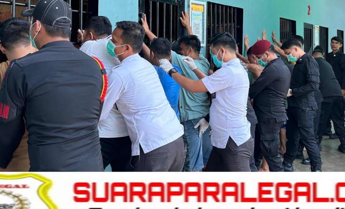 Razia Mendadak, Ka KPLP dan Kasi Adm Kamtib Geledah Kamar Warga Binaan Lapas Labuhan Ruku