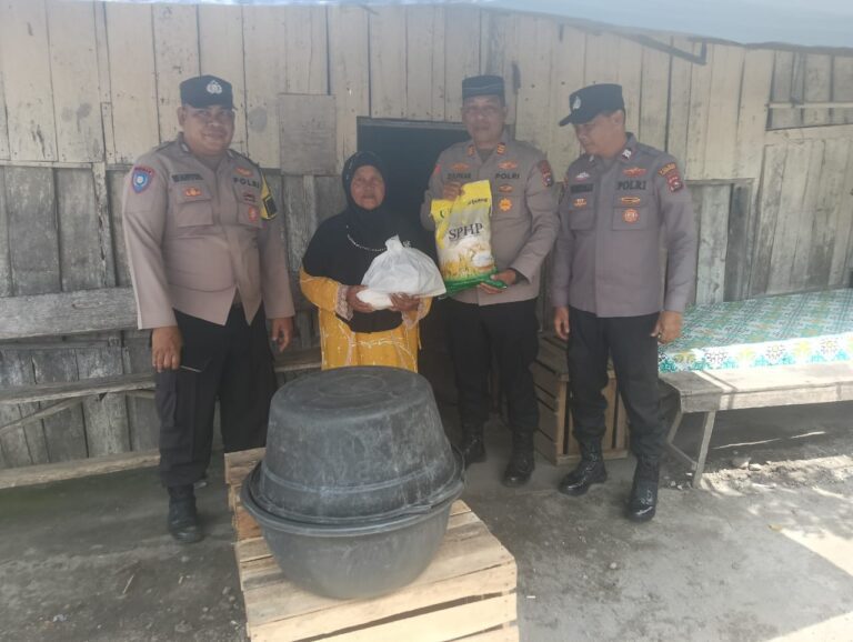 Polsek Pasaman Berbagi Sembako di Koto Baru Pasaman Barat Dalam Kegiatan Jumat Berkah