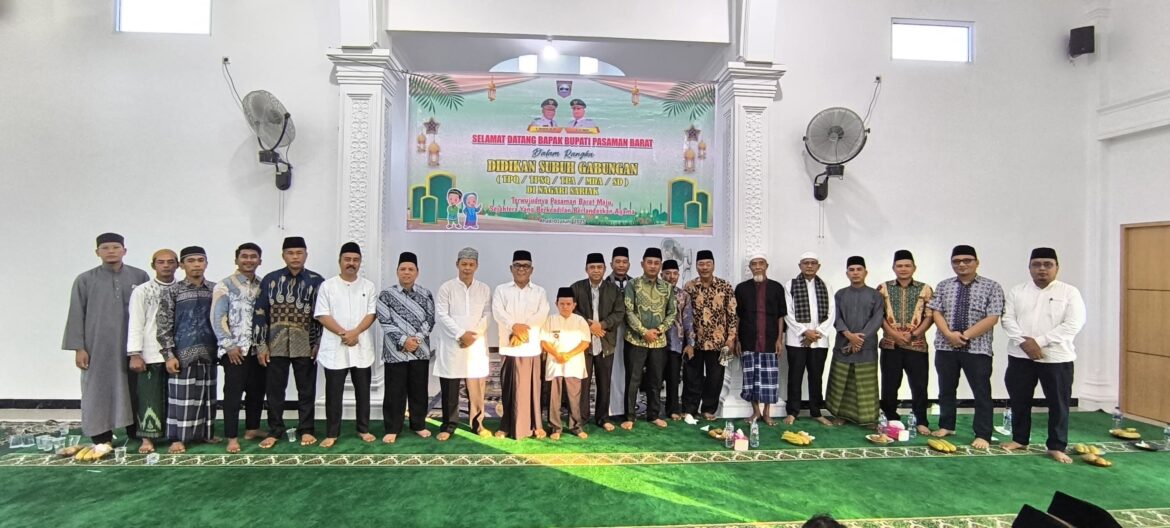 Bupati dan Komisi IV DPRD Buka Didikan Subuh Gabungan Se-Nagari Sariak di Musala Nurul Ihsan