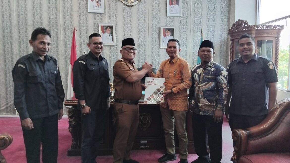 Bawaslu Pasaman Barat Sampaikan Laporan Pertanggungjawaban Pilkada 2024 kepada Bupati Yulianto