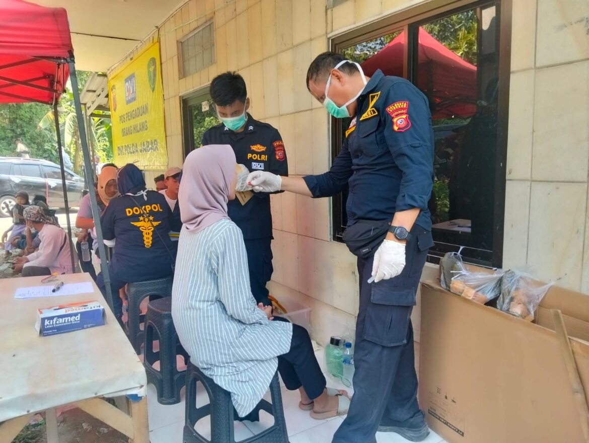 Tim DVI Polresta Cirebon dan DVI Polda Jabar Lakukan Pengambilan Sampel DNA Keluarga Korban Longsor Tambang Gunung Kuda.