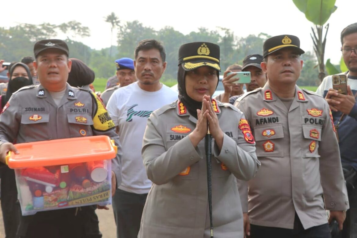 Kapolresta Cirebon Kunjungi Keluarga Korban Longsor Galian C Gunung Kuda, Sampaikan Duka dan Santunan.