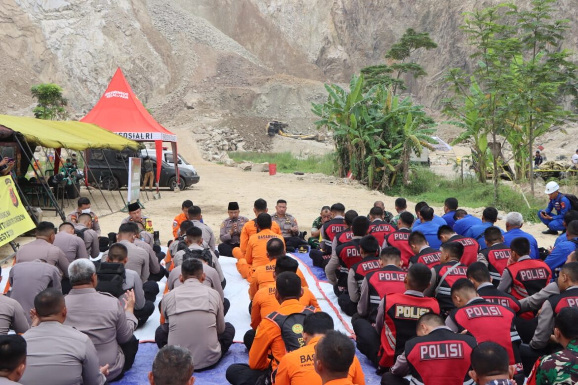 Polresta Cirebon Gelar Doa Bersama di Lokasi Longsor Gunung Kuda Cipanas: Wujud Empati dan Solidaritas untuk Para Korban.