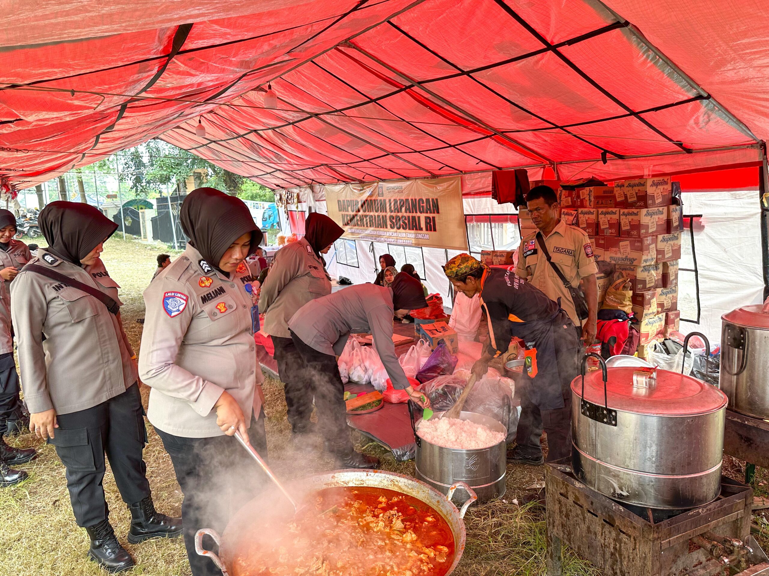 Polwan Polresta Cirebon kolaborasi Dinas Sosial siapkan dapur Umum untuk Bantu Penanganan Longsor Gunung Kuda.