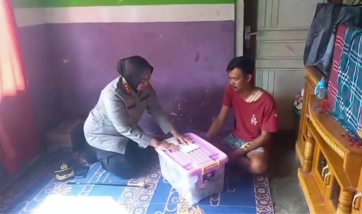 Kapolresta 852 Cirebon Turun Langsung Serahkan Bantuan Bentuk Kepedulian Terhadap Korban Longsor Galian C.