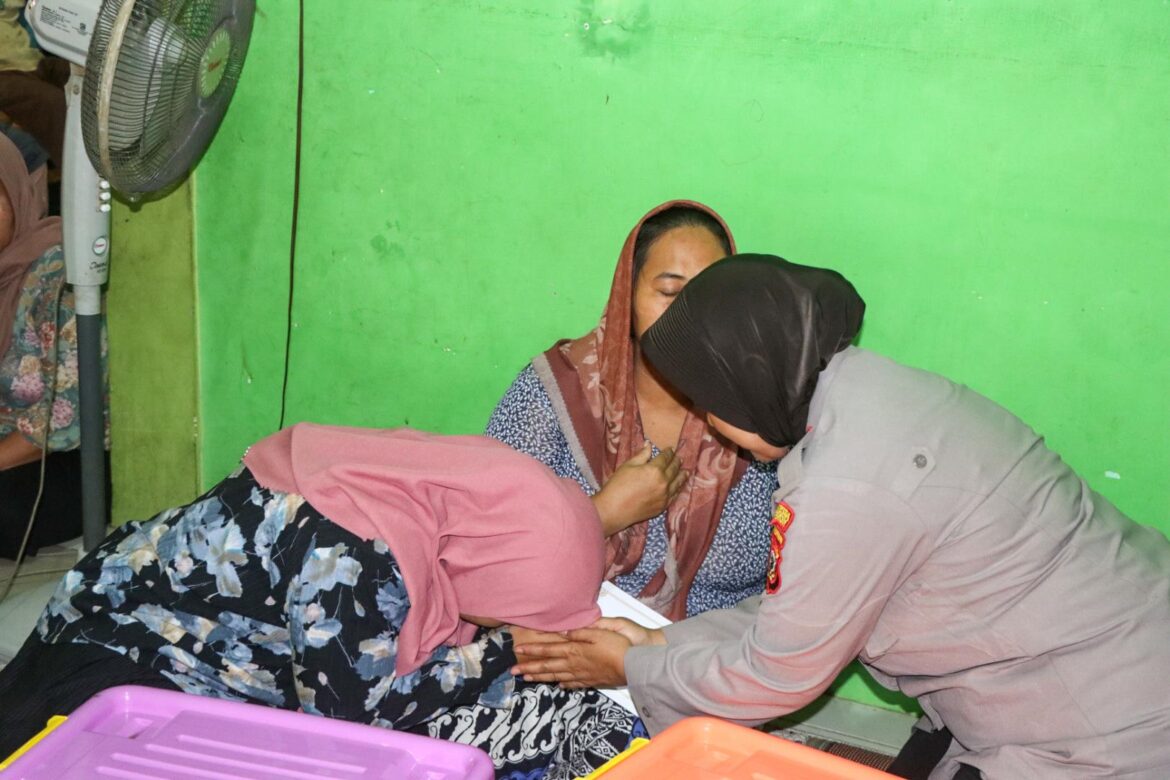 Kapolresta Cirebon Bangkitkan Semangat Keluarga Korban Longsor Galian C Gunung Kuda.
