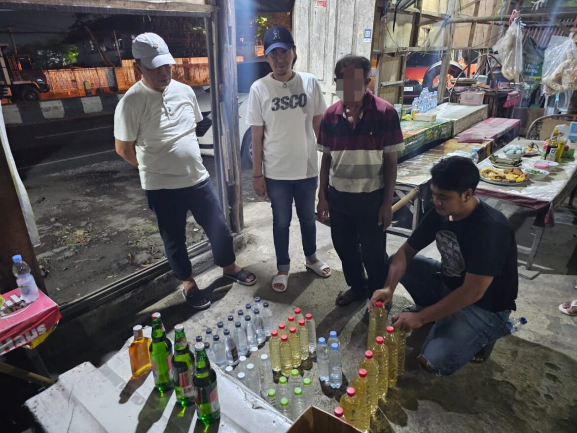 Razia Miras di Malam Takbiran, Polresta Cirebon Amankan Ratusan Botol Minuman Keras.