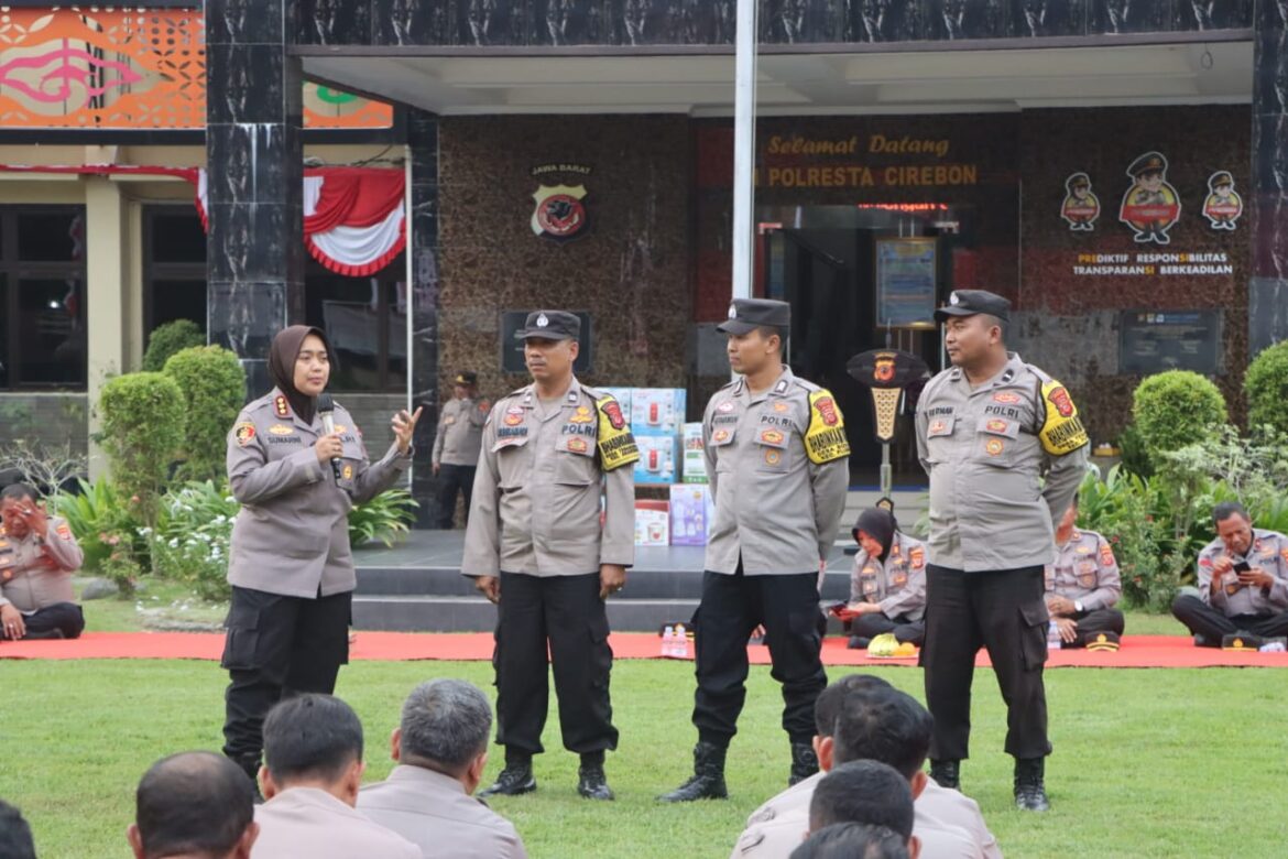 Kapolresta Cirebon Beri Arahan kepada Bhabinkamtibmas: Perkuat Peran dalam Menjaga Kamtibmas di Desa.