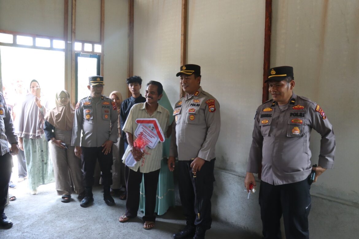 Hari Bhayangkara Ke-79 Tahun 2025, Kapolres Pasaman Barat Serahkan Kunci Kepada Penerima Bantuan Bedah Rumah
