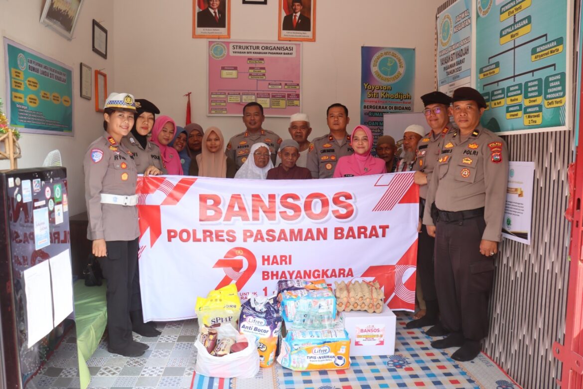 Polres Pasaman Barat Menggelar Bakti Sosial ke Rumah Lansia Yayasan Siti Khadijah Dalam Rangka Hari Bhayangkara Ke-79 Tahun 2025