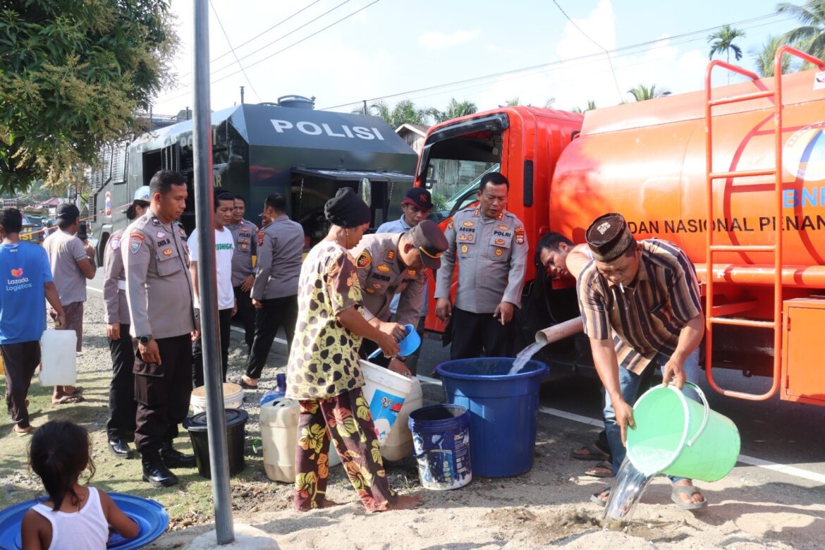 Terdampak Kemarau, Polres Pasaman Barat Salurkan Air Bersih Dalam Rangka Hari Bhayangkara Ke-79 Tahun 2025
