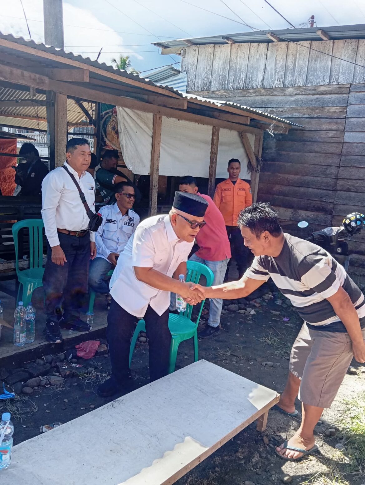 Bupati Yulianto Bersama anggota DPRD Sukoco Serahkan Bantuan ke Korban Kebakaran di Padang Canduah