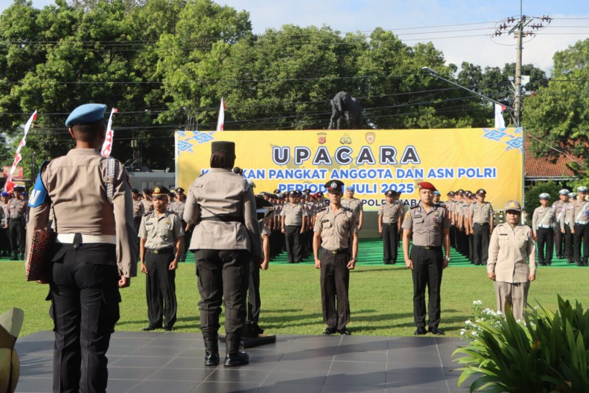 Kapolresta Cirebon Pimpin Upacara Korps Rapot Kenaikan Pangkat Periode Juli 2025.