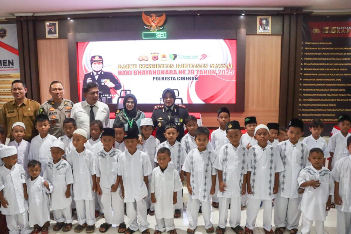 Khitanan Massal Polresta Cirebon, Wujud Kepedulian Polri terhadap Kesehatan Anak di Hari Bhayangkara ke-79.