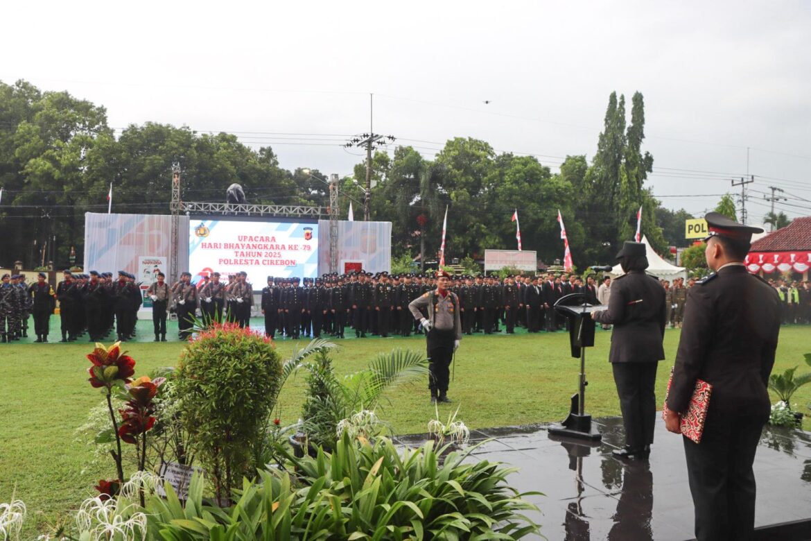 Upacara Hari Bhayangkara ke-79 di Polresta Cirebon Berlangsung Khidmat di Tengah Guyuran Hujan.