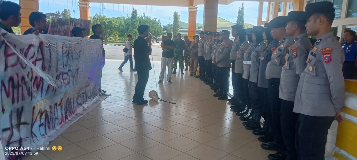 Puluhan Mahasiswa Pasaman Barat Tuntut Visi Misi Bupati dan wakil Bupati 100 Hari kerja pemerintah Daerah