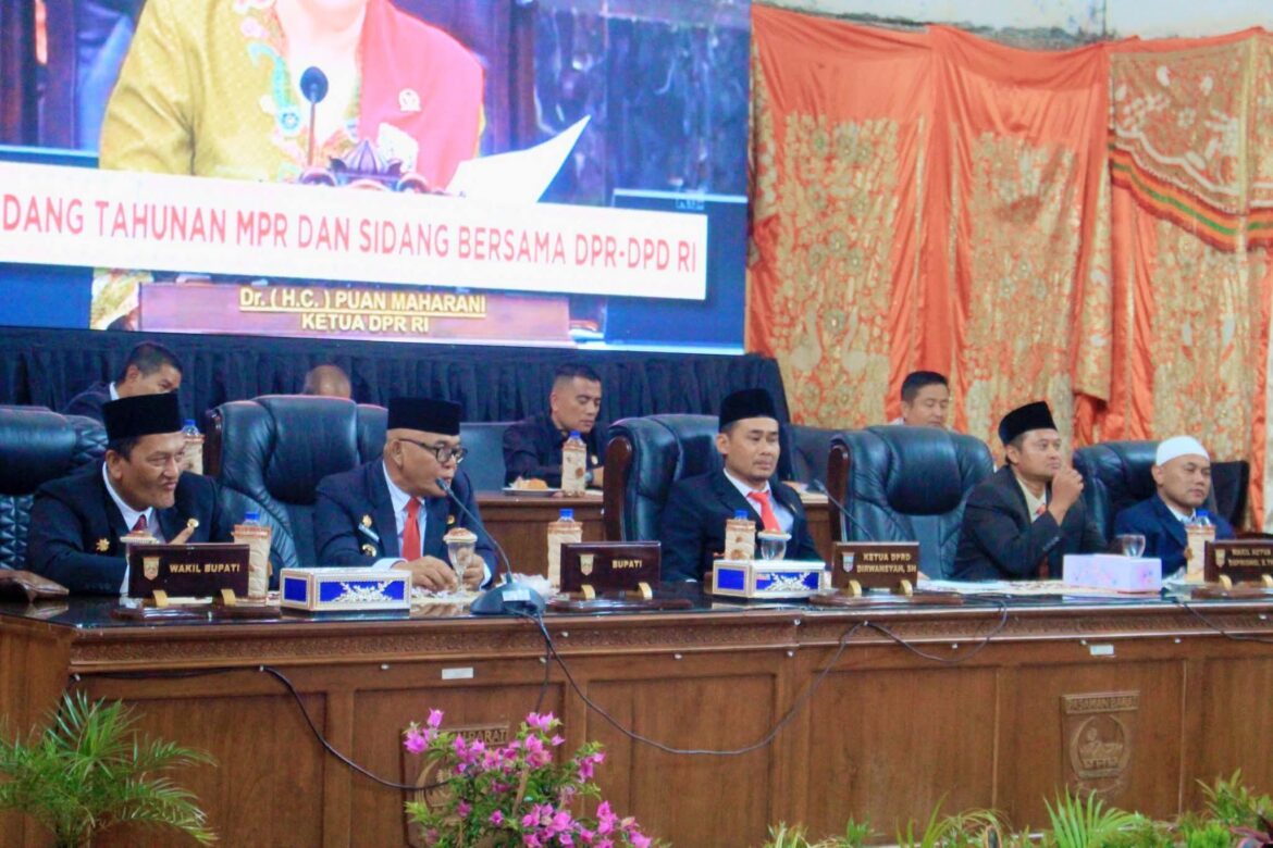 Rapat Paripurna DPRD untuk Mendengarkan Pidato Presiden Jelang HUT ke-80 RI Dihadiri Bupati dan Wabub