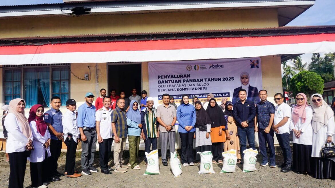 Anggota DPRD Pasaman Barat Mendampingi Komisi IV DPR RI Salurkan Bantuan Pangan di Talamau