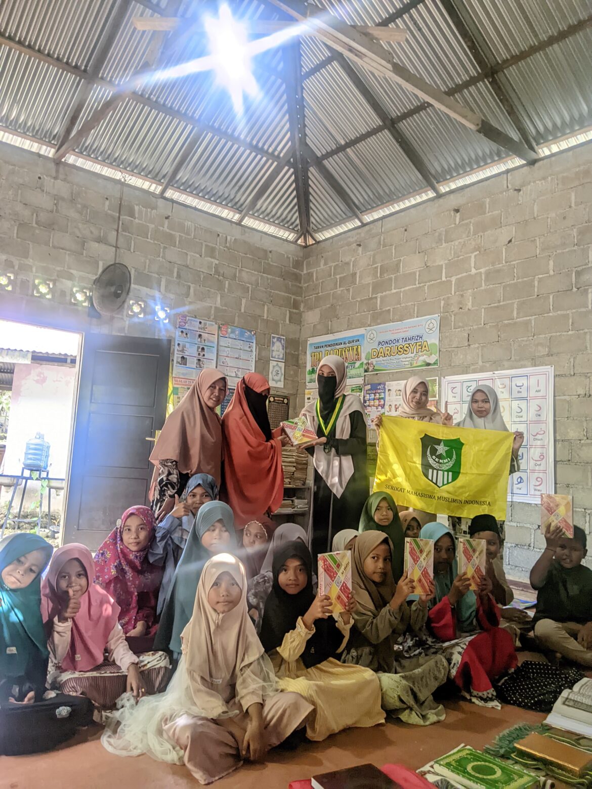 Bidang Keperempuanan SEMMI Cabang Pasaman Barat Salurkan Bantuan Al-Qur’an ke TPA dan Rumah Tahfidz di Nagari Kapa