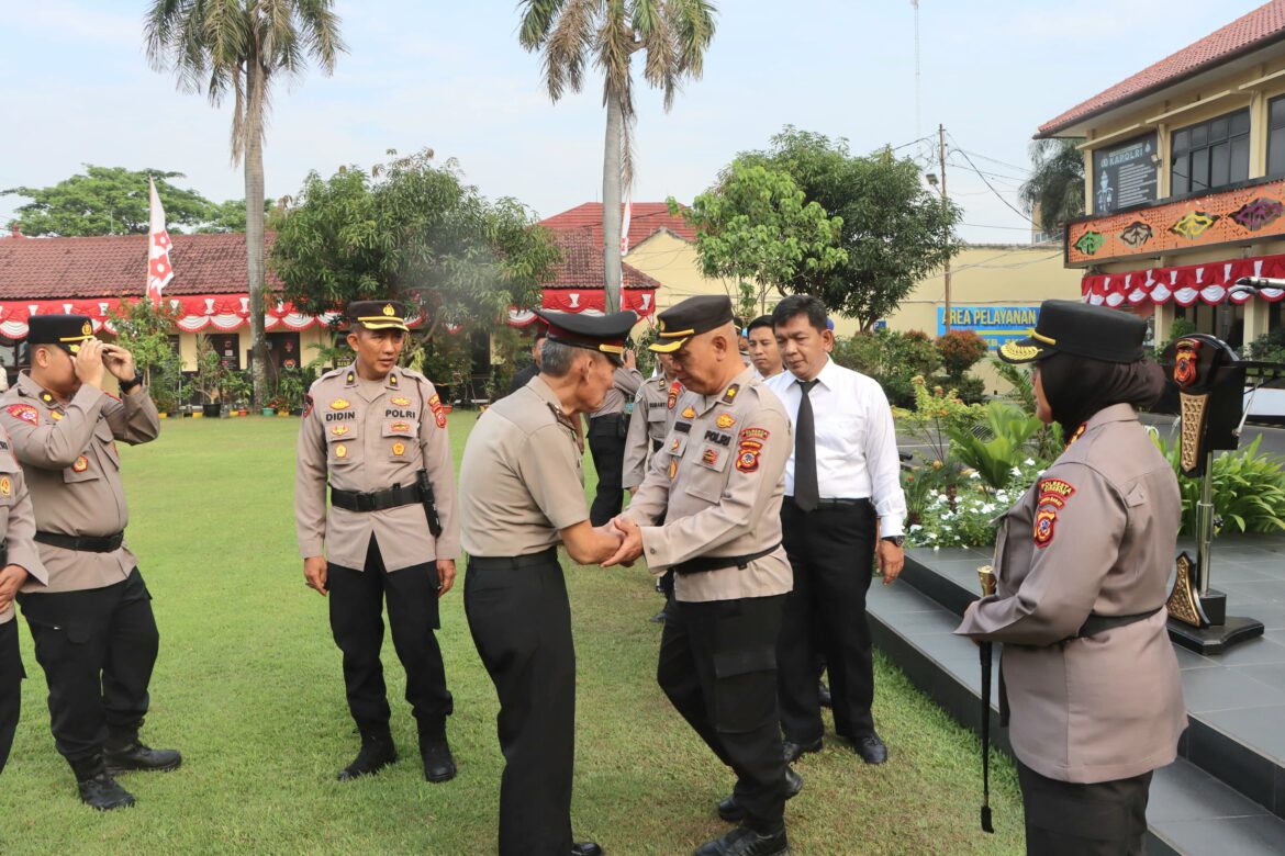 Kapolresta Cirebon Pimpin Upacara Korps Raport Kenaikan Pangkat.