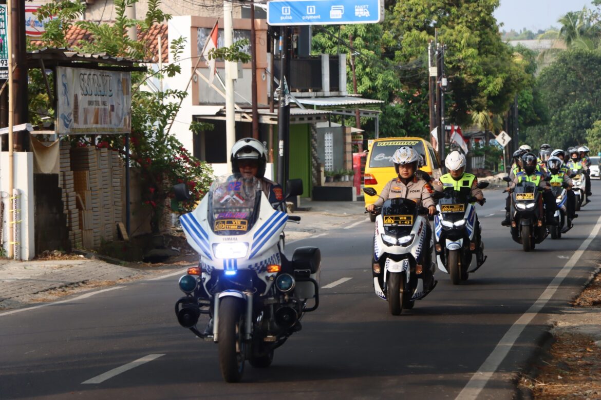 Dalam Rangka Menjaga Situasi Kamtibmas, Polresta Cirebon Patroli Menggunakan R2.