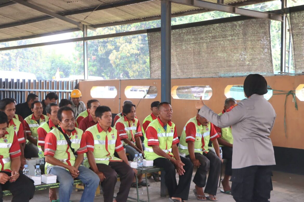 Polresta Cirebon Gelar Silaturahmi dan Pemasangan Bendera Merah Putih di Angkutan Barang.