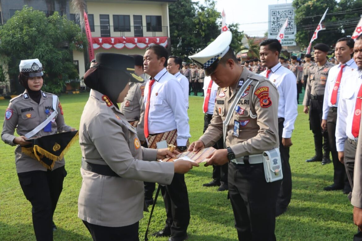 Kapolresta Cirebon Pimpin Apel Jam Pimpinan dan Pemberian Penghargaan Kepada Personel.