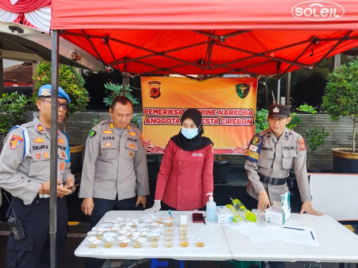 Puluhan Personel Polresta Cirebon Jalani Tes Urine.