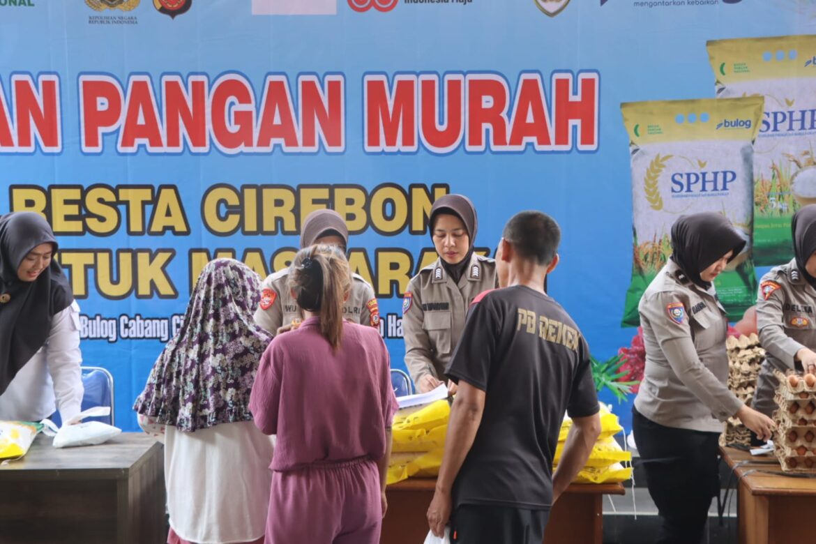 Warga Serbu Gerakan Pangan Murah Polresta Cirebon.