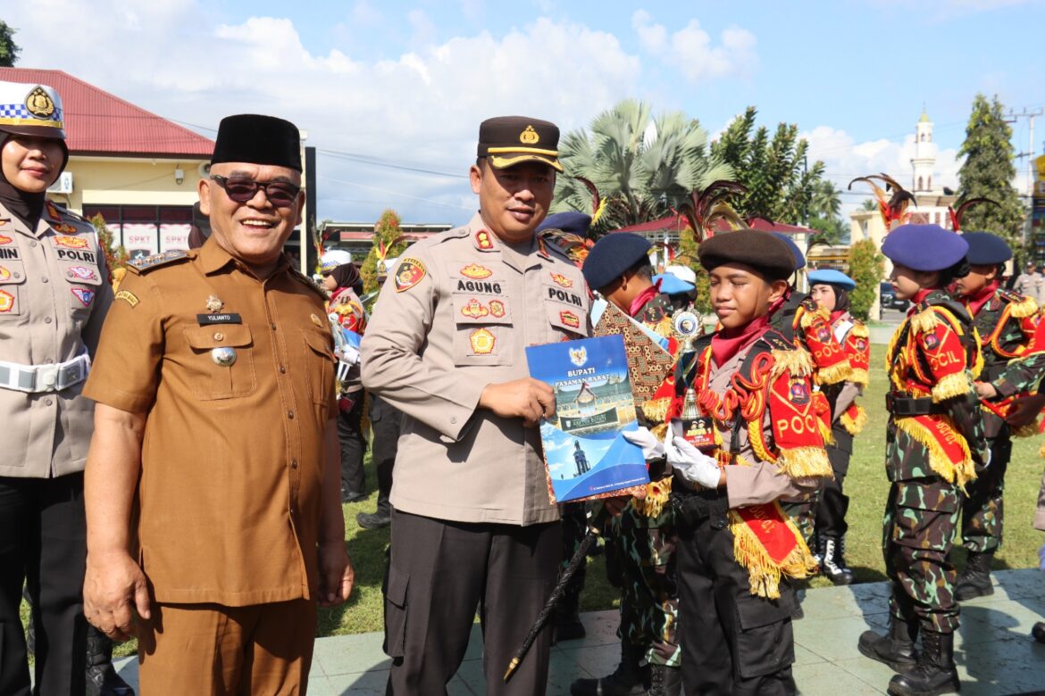 Bupati Bersama Kapolres Serahkan Piagam Penghargaan kepada Pocil Polres Pasbar