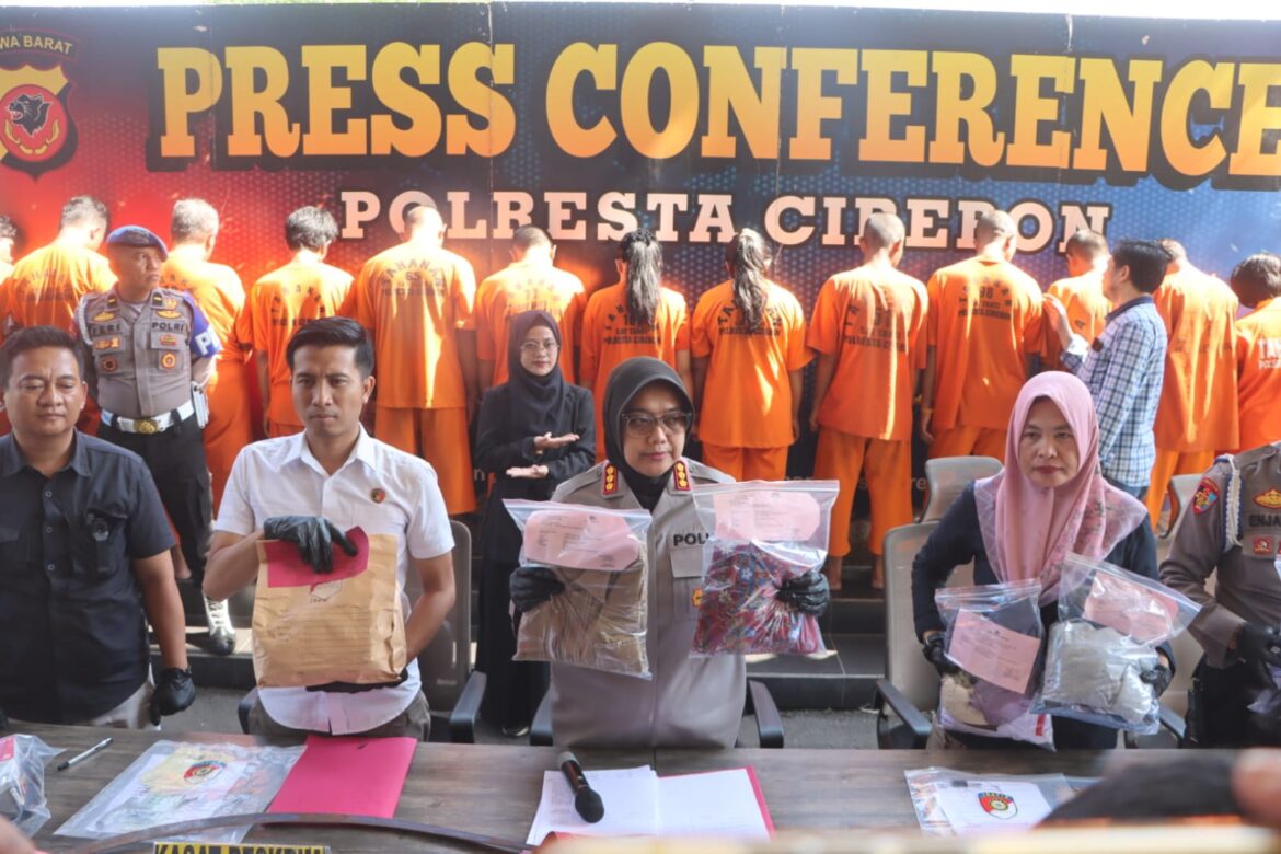 Satreskrim Polresta Cirebon Ungkap 17 Kasus Kriminal, 18 Tersangka dan Puluhan Barang Bukti Diamankan.