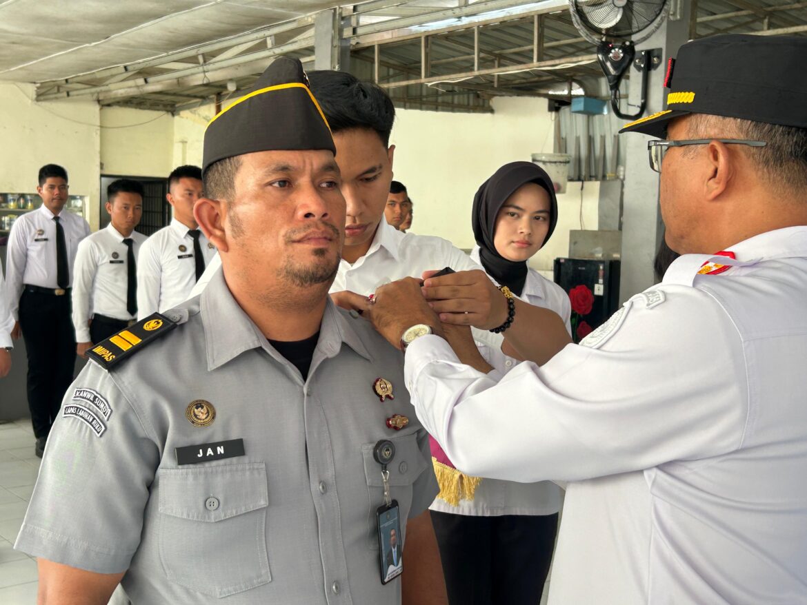 Apresiasi Kinerja, Kalapas Labuhan Ruku Sematkan Tanda Kenaikan Pangkat untuk Dua Orang Pegawai