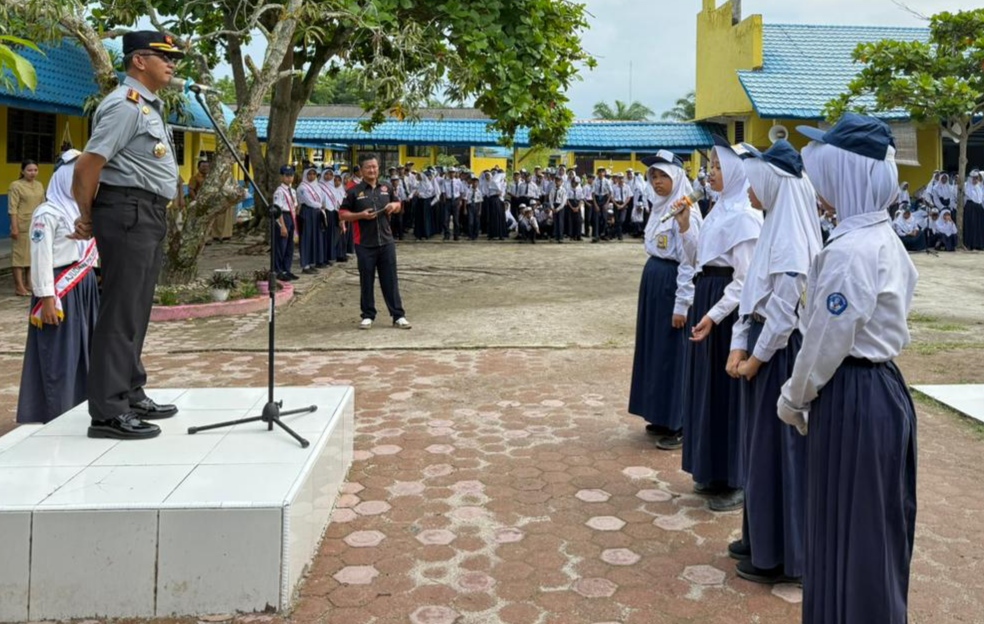 Kalapas Labuhan Ruku Soetopo Berutu Jadi Pembina Upacara di SMPN 1 Talawi, Tekakan Bahaya Penyalahgunaan Narkotika