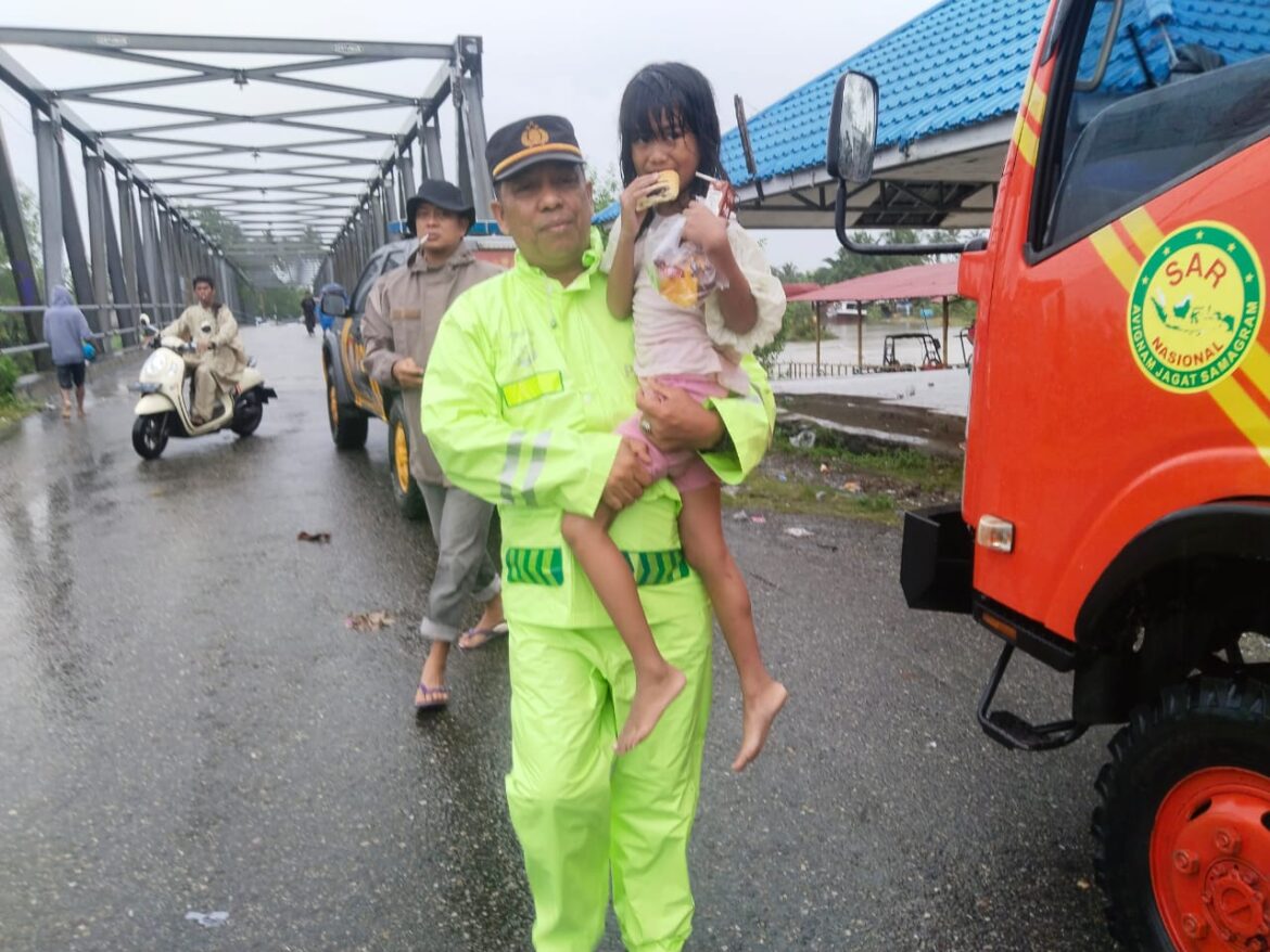 Polsek Pasaman dan Petugas Gabungan Evakuasi Warga Terjebak Banjir di Nagari Ranah Pasisie Pasaman Barat