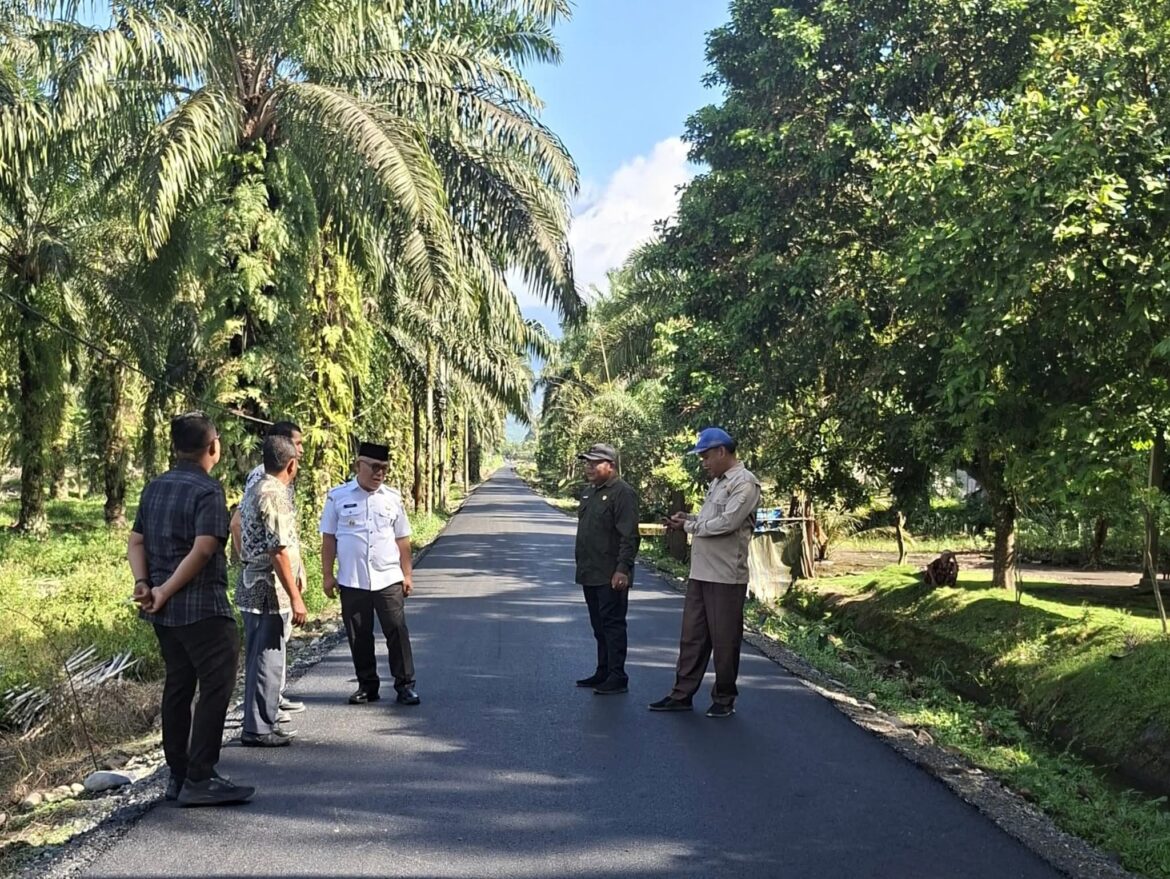 Dana Bagi Hasil (DBH) Bagun jalan Bascame dan Kampung Paraman di tinjau Bupati Pasaman Barat