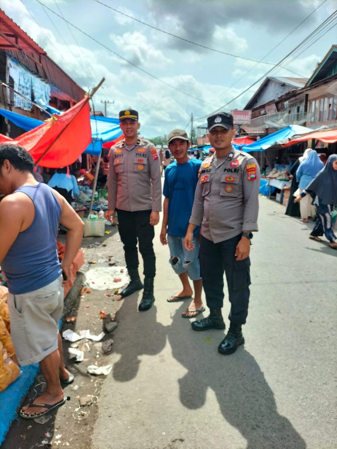Cegah Aksi Premanisme dan Pungli di Pasar Tradisional Kapar, Personel Polsek Pasaman Menggelar Kegiatan Patroli Dialogis