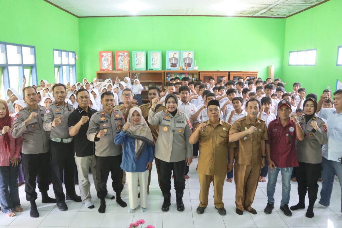 Polresta Cirebon Gelar Police Goes To School Polresta Cirebon di SMPN 2 Gempol, Bentuk Generasi Emas yang Berkarakter dan Tangguh