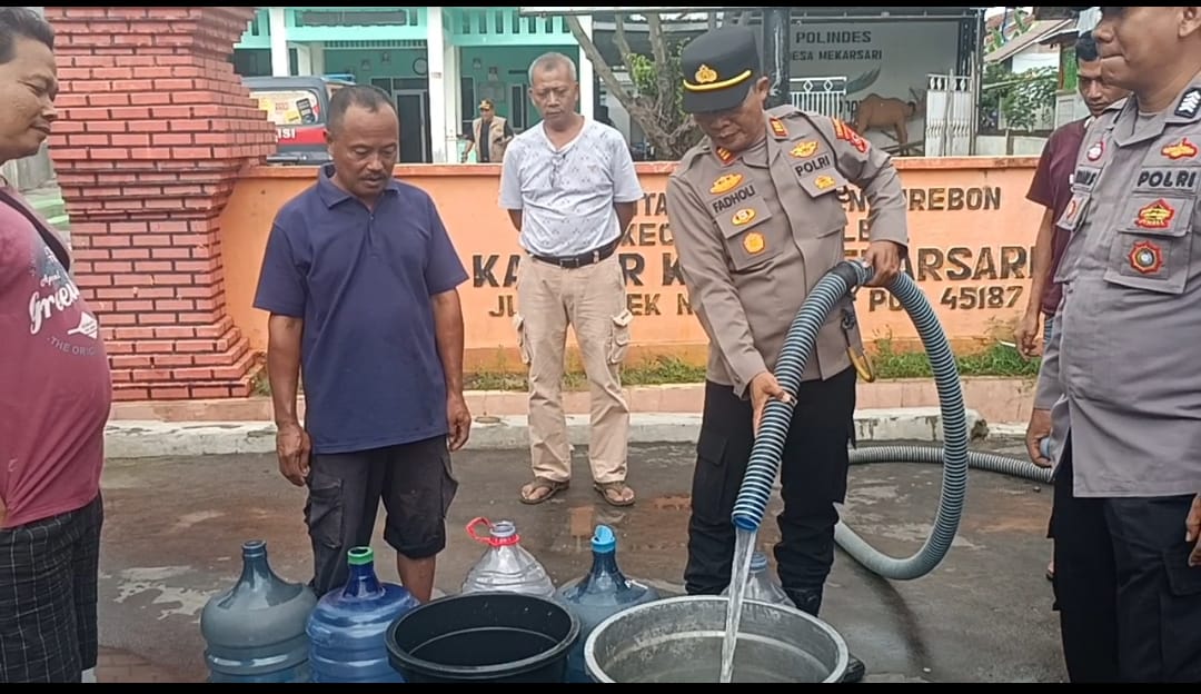 ‎9.000 Liter Air Bersih Didistribusikan Polresta Cirebon untuk Warga Mekarsari dan Gunungsari Pasca Banjir.