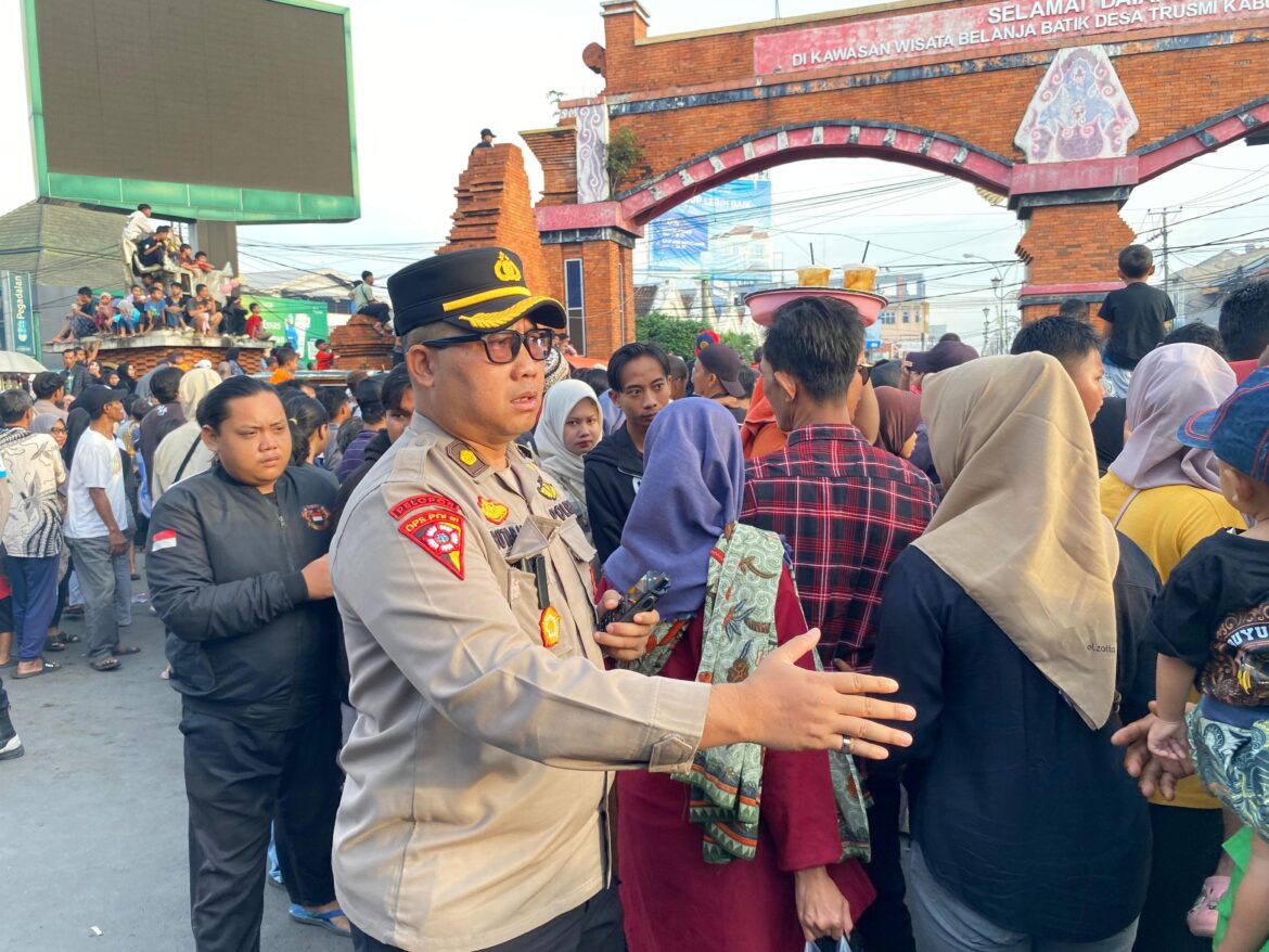 Polresta Cirebon Gelar Pengamanan Kegiatan Arak-arakan Memayu Buyut Trusmi.