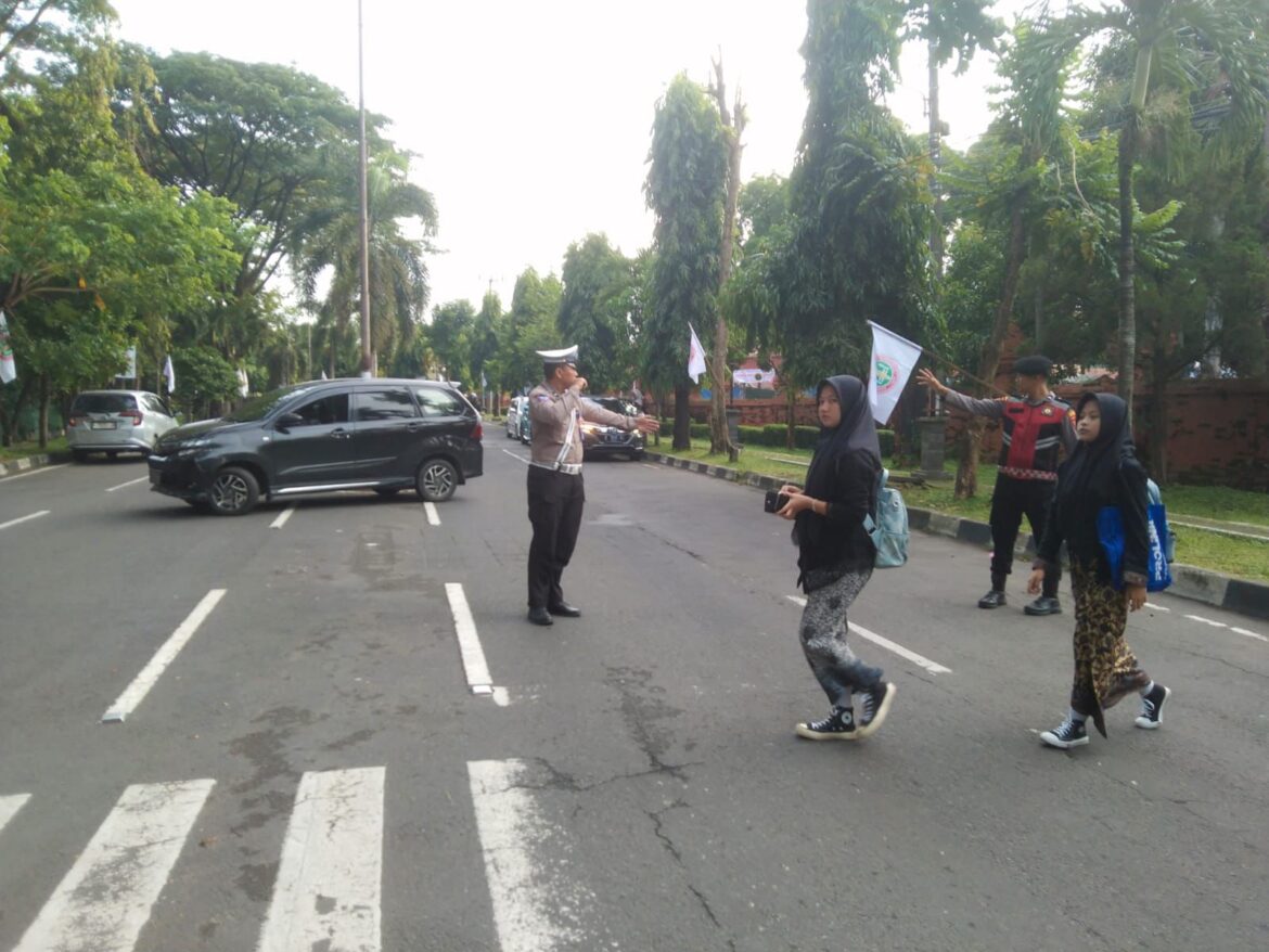 Polresta Cirebon Laksanakan Pengaturan Arus Lalu Lintas Pagi.