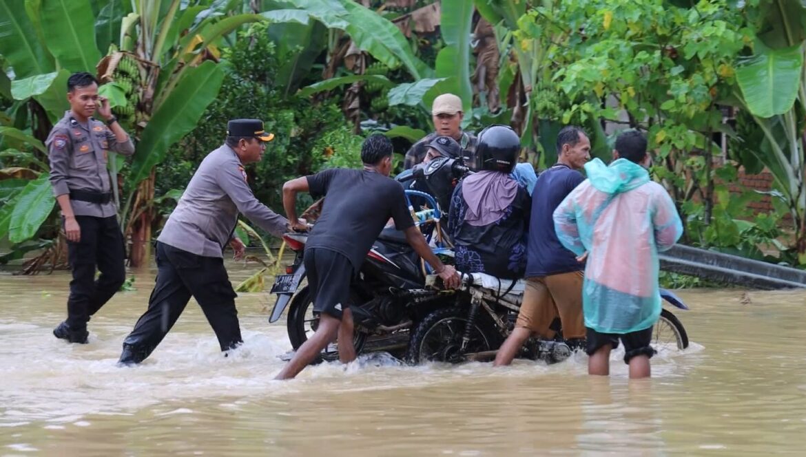 Aksi Cepat Tanggap Bencana, Personel Polres Pasaman Barat dan Polsek Jajaran Disiagakan di Lokasi Rawan Bencana