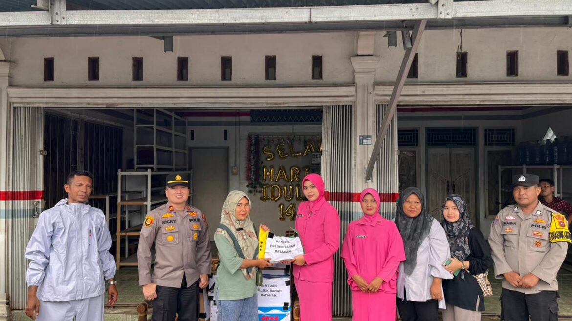 Polsek Ranah Batahan Salurkan Bantuan di Posko Pengungsian Korban Banjir di Nagari Batahan Pasaman Barat